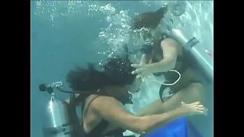 play Sara ashley milf con enormi protesi cadenti morbide e rugose sott'acqua
