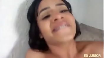 Oynat Aptal sürtük gülüyor çünkü kıçında bir sik var (anal fışkırtma)