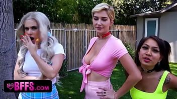 Oynat Bff'ler - cosplay kostümleri ve balık ağlarındaki sevimli küçük kızlar şanslı aygırları paylaşır ve güçlerini tüketir