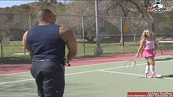 play Ragazza bionda sportiva di 18 anni viene a prendere al campo da tennis