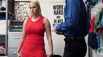 Redare Vanessa Cage blondă sexy se expune unui bărbat excitat de securitate și îi dă un bj