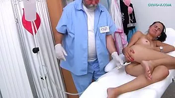 Jouer Emily (18 ans) rend visite à son gynécologue