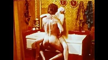 play Balled in the bathroom - porno vintage de 1978 de la película super 8 - rubia de coño peludo ansiosamente quiere un poco de polla