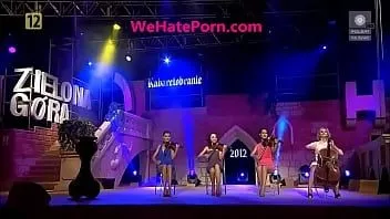 play Pemain biola menunjukkan upskirt oops saat mereka tampil live