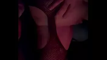 Reproduzir Casal amador em um estande gloryhole