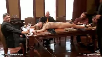 play Чернокожую и блондинку связали и трахнули в задницу