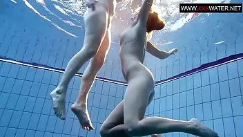 Reproduzir Andrea e sua gostosa monika curtindo a piscina