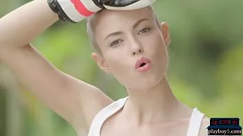 Reproduzir Modelo russa baixinha com bunda sexy fica nua após boxe