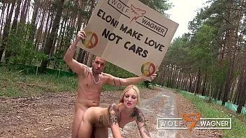 Reproducir ¡Protesta de Tesla! desnudo en público por un bien mayor! kitty blair protesta contra tesla y folla a su ayudante al aire libre! wolfwagner.com