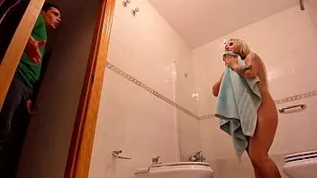 play Memata-matai ibu tiriku yang berambut pirang di kamar mandi, dia memergokiku sedang menidurinya dan melakukan cumming di wajahnya