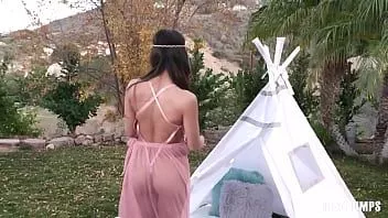 play La linda morena xlayna marie baila y se masturba con un vibrador en su coño afeitado