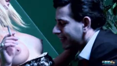 play स्टॉकिंग-पहने हुए मिल्फ को बड़े नकली स्तन के साथ गुदा और चेहरे का आनंद मिलता है