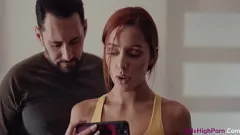play La pequeña morena Vanna Bardot pilló a su madrastra y su padrastro en una orgía de videochat