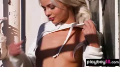 Redare Striptease aburat de evacuare de incendiu a unei adolescente micuțe blonde Elsa Jean