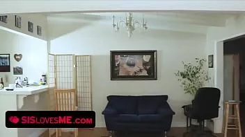 Oynat Abla beni seviyor - şanslı çocuk seksi üvey kız kardeşini yapay penis ile mastürbasyon yaparken yakaladı ve ona sikini veriyor