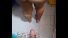 Jouer Une femme amateur du Chiapas devient coquine dans la salle de bain