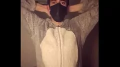 play BDSM веселье с молодым рабом в пижаме и сосками зажима