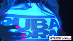 play Samantha Saint's Black Light Solo - coño, tetas y grandes tetas expuestas