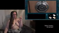 play Naked Gamer Girl: Brunette BBW con tatuajes y grandes tetas placeres durante el juego desnudo a través de
