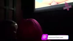 Odtwórz Hot Ebony Teen staje się niegrzeczny z twarzy w teatrze dla dorosłych
