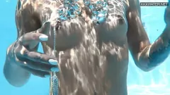 play Ungarischer Pornostar Zazie Skymms nacktes Schwimmen & Unterwasserfick