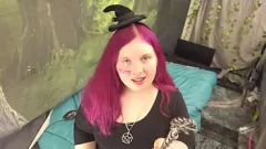 Reproduzir Bruxa de Travesti de Chubby revela seu grande pau para adoração no Halloween
