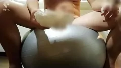 Riproduci MASTURBAZIONE MAYHEM: Guy muscolare sexy eiacula su palla di bilanciamento