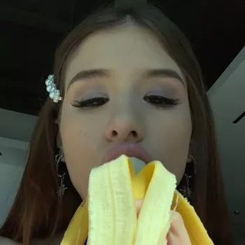 Actrita Isabell Moon